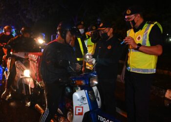 AEDY Fadly Ramli (dua, dari kanan) memeriksa seorang penunggang motosikal dalam Op Hari Raya Aidilfitri JPJ Peringkat Terengganu di Kuala Terengganu, malam tadi. - PUQTRA HAIRRY ROSLI
