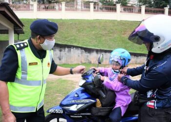 ANGGOTA JPJ menganjurkan program advokasi keselamatan jalan raya kepada pengguna motosikal yang juga ibu bapa di SK Putrajaya Presint 11(2), Putrajaya.