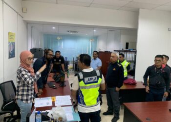 JPJ menyerbu sebuah syarikat EHO di Kuantan, Pahang kerana beroperasi tanpa EVP sah. - GAMBAR IHSAN JPJ