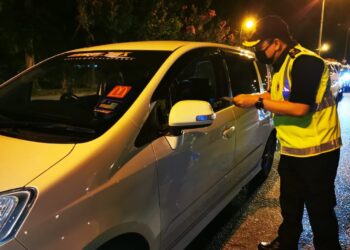 AZRIN Borhan memeriksa kenderaan yang melalui sekatan jalan raya yang diadakan dalam Operasi Bersepadu di Senawang, Seremban malam semalam. UTUSAN/AFIFI HAFIZ MOHD. NOR