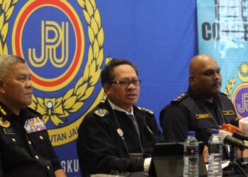 ZAILANI Hashim bercakap dalam sidang akhbar berhubung Op Ulat di Pejabat JPJ KLIA, Sepang, Selangor. - UTUSAN/FAISOL MUSTAFA