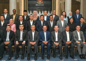 anwar Ibrahim bersama anggota jemaah menteri dalam program Pemukiman Anggota Jemaah Menteri di Seri Perdana, Putrajaya. - GAMBAR IHSAN PEJABAT PERDANA MENTERI
