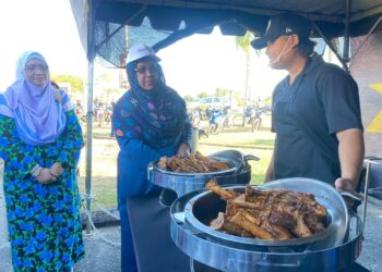 NOR AZIMI Yunus (tengah) ketika berkunjung di salah sebuah gerai di Bazar Ramadan Taman Tasik Sultan Abu Bakar di Pekan, Pahang.