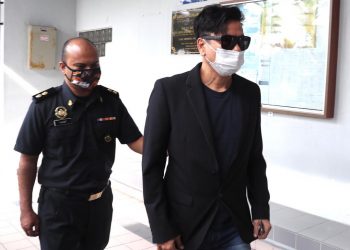 AU Ting Chin keluar dari Mahkamah Sesyen selepas mengaku bersalah menjual barangan dengan menyalahgunakan cap dagang jenama Hermes di Ayer Keroh, Melaka. UTUSAN/RASUL AZLI SAMAD