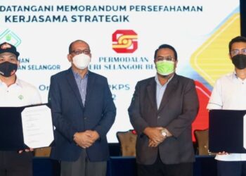 IZHAM Hashim (dua dari kiri) bersama Ketua Pegawai Eksekutif Kumpulan PKPS, Dr. Mohamad Khairil Mohamad Razi (dua dari kanan) dan Ketua Pegawai Eksekutif PNSB, Raja Ahmad Shahrir Iskandar Raja Salim (kanan) sewaktu menandatangani MOU antara PKPS dan PNSB di Wisma PKPS Shah Alam, Selangor, hari ini. - FOTO/ZULFADHLI ZAKI