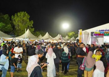 SEBAHAGIAN daripada pengunjung  yang memeriahkan Karnival Beautiful Terengganu Malaysia di Kemaman, Terengganu, baru-baru ini. 