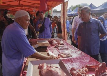 MOHAMAD Sabu melawat gerai di Pasar Tani Kelana Jaya selepas melancarkan Program Jualan Khas Syawal Madani Peringkat Kebangsaan hari ini.  - FOTO/SHIDDIEQIIN ZON