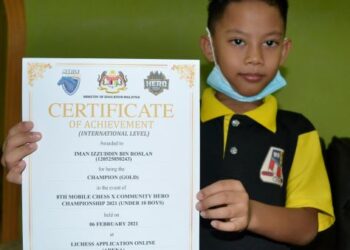 IMAN Izzuddin Roslan menunjukkan sijil juara kategori lelaki bawah 10 tahun Kejohanan Mobile Chess X Community Hero 2021, baru-baru ini. 
– UTUSAN/ZAKKINA WATI AHMAD TARMIZI