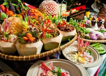 VARIASI juadah disediakan kepada pengunjung sebagai penambat cita rasa berbuka puasa.