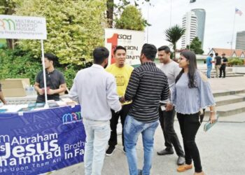 FIRDAUS Wong Wai Hung menjalankan aktiviti dakwah jalanan MRM kepada golongan bukan Islam di sekitar Dataran Merdeka, Kuala Lumpur.