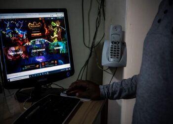 PIHAK berkuasa sentiasa memantau aktiviti judi dalam talian kerana melanggar undang-undang negara.-AFP