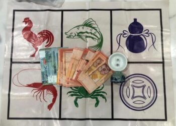 PERALATAN bermain judi Holokoi dan wang tunai yang dirampas dalam serbuan sepasukan polis di sebuah rumah di Kuala Lukut, Port Dickson, malam semalam. - FOTO/IHSAN POLIS