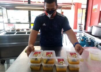 SHAHRUL Firdaus Abdul Jazam menunjukkan ikan patin yang belum dijual di Restoran Temerloh Catering di Shah Alam, Selangor. - UTUSAN/MOHAMAD NAUFAL MOHAMAD IDRIS