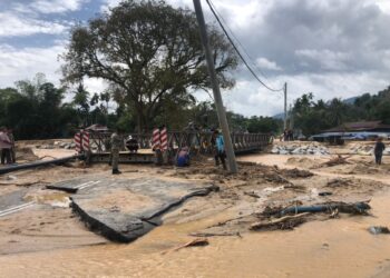 STRUKTUR jalan yang bersambung dengan Jambatan Bailey rosak akibat banjir kali ketiga di Kampung Iboi, Kupang, Baling, Kedah. - UTUSAN/SHAHIR NOORDIN