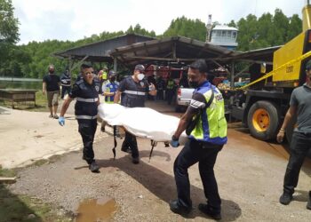 ANGGOTA polis mengusung mayat seorang lelaki yang ditemukan  di dalam guni dengan kaki dan tangan diikat di pengkalan ikan bilis di Kampung Sungai Batu, Sungai Petani, hari ini. -  UTUSAN/OTHMAN YAHAYA