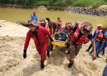 MAYAT seorang lelaki dinaikkan ke darat di Sungai Semantan berdekatan Kampung Tanjung Keratong, Temerloh, Pahang, hari ini. - IHSAN JBPM PAHANG