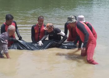 ANGGOTA pasukan mencari dan menyelamat mengangkat mayat Muhammad Adam Shazwan Mokhtar yang ditemukan lemas di Sungai Terengganu dekat Kampung Temir, Hulu Terengganu, hari ini.