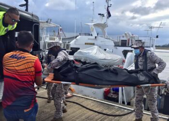 ANGGOTA Maritim Malaysia mengusung mayat seorang lelaki dipercayai salah seorang daripada dua nelayan yang masih hilang ditemukan perairan Pulau Redang, Kuala Terengganu, hari ini.- UTUSAN/PUQTRA HAIRRY ROSLI