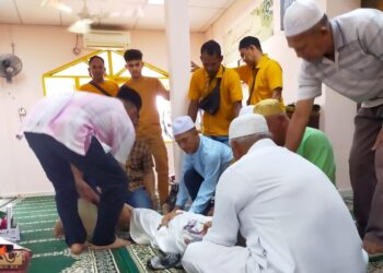 AHLI keluarga pasangan pengantin memberi rawatan awal kepada jurunikah yang pengsan pada majlis akad nikah pasangan pengantin di  Surau Darul Taqwa, Perumahan Kuala Telemong, Hulu Terengganu, semalam.