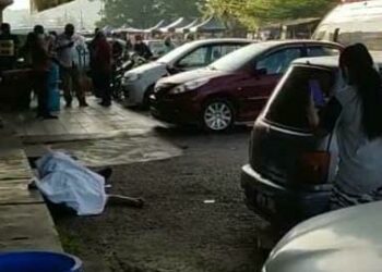 MAYAT mangsa yang ditutup di hadapan sebuah restoran di Taman Keladi, Sungai Petani, Kedah, hari ini.