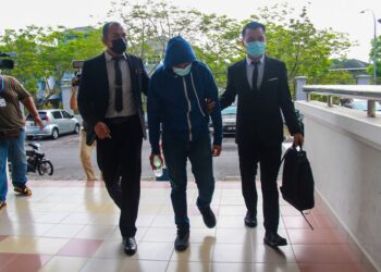 MOHD. Nor Afendi Abd. Wahab (tengah) dibawa ke Mahkamah Majistret Seremban hari ini bagi tuduhan rasuah tiga tahun lalu. - UTUSAN/MUHAMMAD IZZAT TERMIZIE
