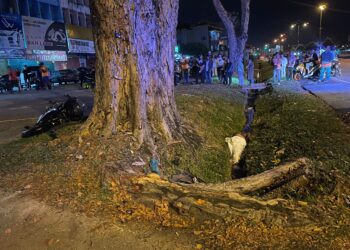 MANGSA tercampak ke dalam longkang selepas terlibat dalam kemalangan dengan sebuah kereta di Kilometer 60.4, Jalan Alor Setar- Butterworth di Bakar Arang, Sungai Petani.