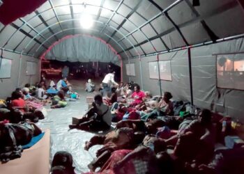 SERAMAI 2,782 penduduk di kawasan sekitar dipindah ke pusat perlindungan sementara di Lembata, Nusa Tenggara Timur, Indonesia. - AFP