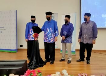 ABDUL Aziz Mohd. Yusof (dua kiri) melancarkan K-Guam sambil diperhati Zainul Rijal Abu Bakar (dua kanan) dan Hairunnajmi Najmuddin (kiri) selepas menyampaikan Perutusan Pengerusi MAIS Tahun 2022 di Shah Alam, Selangor hari ini.