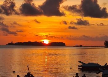 SUASANA senja di Pulau Mantanani, Sabah yang memukau mata memandang.