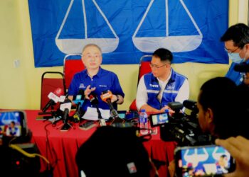 WEE KA SIONG dalam sidang akhbar selepas Majlis Ramah Mesra Perdana Menteri Bersama Warga Parlimen Ayer Hitam di Taman Suria Ros, Ayer Hitam, Batu Pahat, Johor.