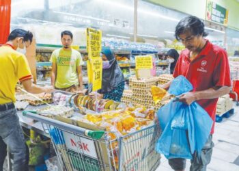 Kerajaan Perpaduan perlu peka dengan keperluan barang asas rakyat agar  sentiasa mencukupi selain jika berlaku kenaikan tidak boleh melebihi 10 peratus. – utusan/FARIZ RUSADIO