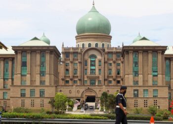 Penghapusan sistem pencen tersebut tidak boleh diubah serta merta untuk anggota Kabinet yang sedang berkhidmat dan telah tamat khidmat kerana kontrak sedia ada tidak boleh diubah kecuali mereka sendiri bersetuju. - UTUSAN/FAISOL MUSTAFA