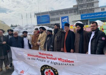 WAKIL Malaysia disambut sukarelawan NGO Afghanistan sejurus pesawat misi bantuan tiba di Kabul semalam. – IHSAN WISMA PUTRA