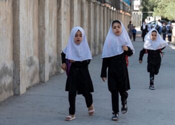 KANAK-KANAK berjalan menuju ke sekolah rendah di Kabul.-AFP