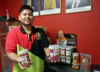 ABDUL Hadi Abd. Hamid meraih pendapatan empat angka hasil menjual pelbagai jenis kacang walaupun masih bergelar pelajar.