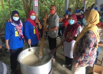 SITI Berenee (dua kiri) menghadiri program kacau bubur merdeka di Pusat Khidmat DUN Mata Ayer, Perlis, hari ini. - UTUSAN/NAZLINA NADZARI