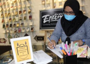 SELEPAS lebih 10 bulan tidak beroperasi, syarikat Kad Kahwin Epzone di Butterworth, Pulau Pinang mula menerima tempahan secara berperingkat-peringkat daripada pelanggan mereka khususnya pasangan bakal 'raja sehari'.