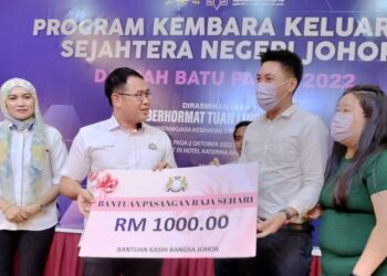 LING TIAN SOON menyampaikan Bantuan Raja Sehari sempena Program Kembara Keluarga Sejahtera Negeri Johor anjuran Yayasan Pembangunan Keluarga Darul Takzim (YPKDT) di Batu Pahat.