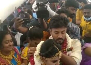 Gambar dari media sosial menunjukkan sebuah kapal terbang padat dengan penumpang.