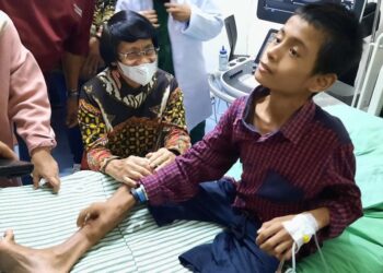 MANGSA pengabaian dan penderaan oleh ibu dan bapanya kini menerima rawatan di hospital di Jakarta. - AGENSI