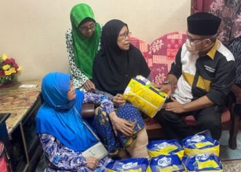 SERBIAH Sa’ad ketika diziarah Zulkifli di rumahnya di Taman Mawar, Senawang, Seremban hari ini.-UTUSAN/AFIFI HAFIZ MOHD. NOR