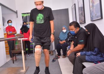 AHMAD Muhalid Mohd. Zawawi menjalani latihan menggunakan kaki palsunya di 
Aspo Prosthetics, Sungai Buloh, Selangor. - Gambar Ihsan Yadim