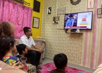 KAKITANGAN swasta, Mohd Fathul Azam Mohd Hashim bersama ahli keluarganya mengikuti pembentangan Bajet 2023 yang dibentangkan oMenteri Kewangan, Tengku Datuk Seri Zafrul Tengku Abdul Aziz  di Kampung Cemperai, Dengkil, hari ini. - UTUSAN/FAISOL MUSTAFA