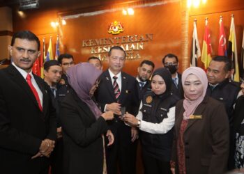 ZALIHA Mustafa menyempurnakan acara  pemakaian Kamera Badan kepada Penguat kuasa di KKM, Putrajaya. - UTUSAN/FAISOL MUSTAFA