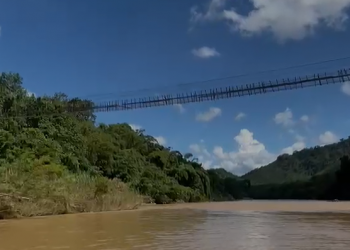 Jambatan gantung merentasi Sungai Sugut di Kampung Gusi, Ranau, Sabah yang terputus sebelah menyebabkan ia tidak lagi boleh digunakan oleh penduduk kampung.