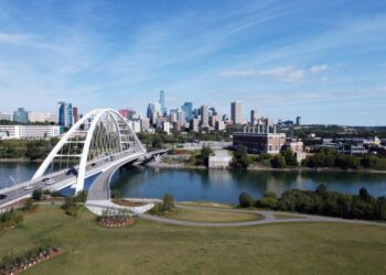 PEMANDANGAN Jambatan Walterdale dengan bangunan pencakar langit di Alberta, Kanada. -AFP