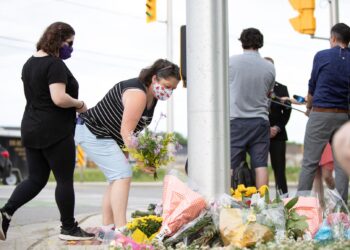 ORANG ramai meletakkan bunga di lokasi kejadian sebagai tanda penghormatan terhadap kematian empat sekeluarga Islam yang maut dirempuh secara sengaja di Ontario, Kanada semalam. - AFP