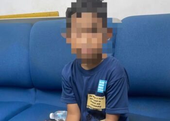 KANAK-KANAK lelaki berusia enam tahun tertinggal di sebuah kedai makan di Medan Selera Simpang Kallang di Raub, Pahang.