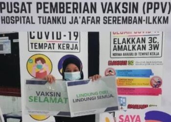 SHARIFAH Nur Syasya Syed Saiful antara penerima vaksin Covid-19 termuda di Negeri Sembilan selesai menerima suntikan dos pertama vaksin Pfizer di PPV Institut Latihan Kementerian Kesihatan Malaysia (Pembantu Perubatan), Seremban, semalam.