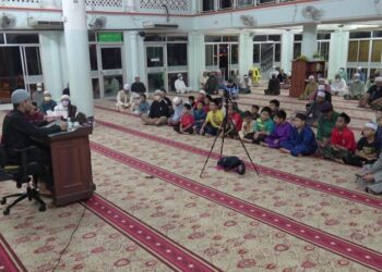 SELESAI solat Subuh berjemaah, kanak-kanak digalakkan mendengar kuliah sebelum diberikan saguhati bernilai RM5 seorang, di Masjid Saidina Umar Al-Khattab di Taman Cenderawasih di Kuantan, Pahang. - UTUSAN/ DIANA SURYA ABD WAHAB